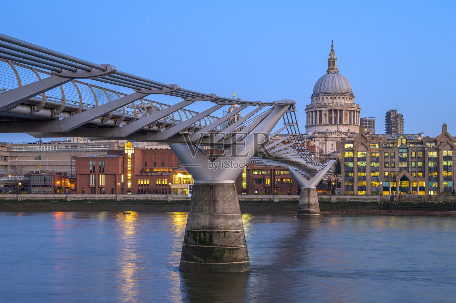 黄昏时分，伦敦千年桥旁的圣保罗大教堂景观照片摄影图片