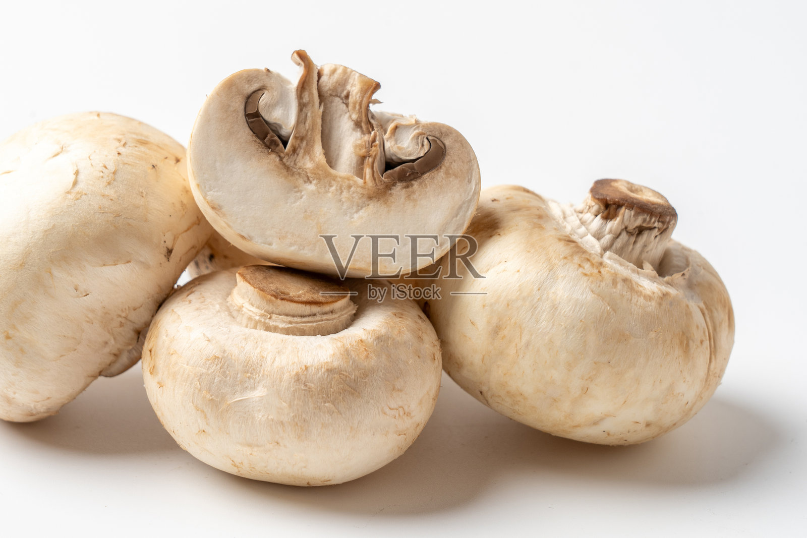 新鲜的香菇孤立在白色背景上照片摄影图片