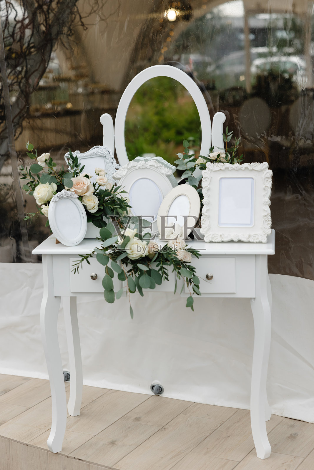 装饰有鲜花和空相框的白色梳妆台，适合婚礼接待使用照片摄影图片