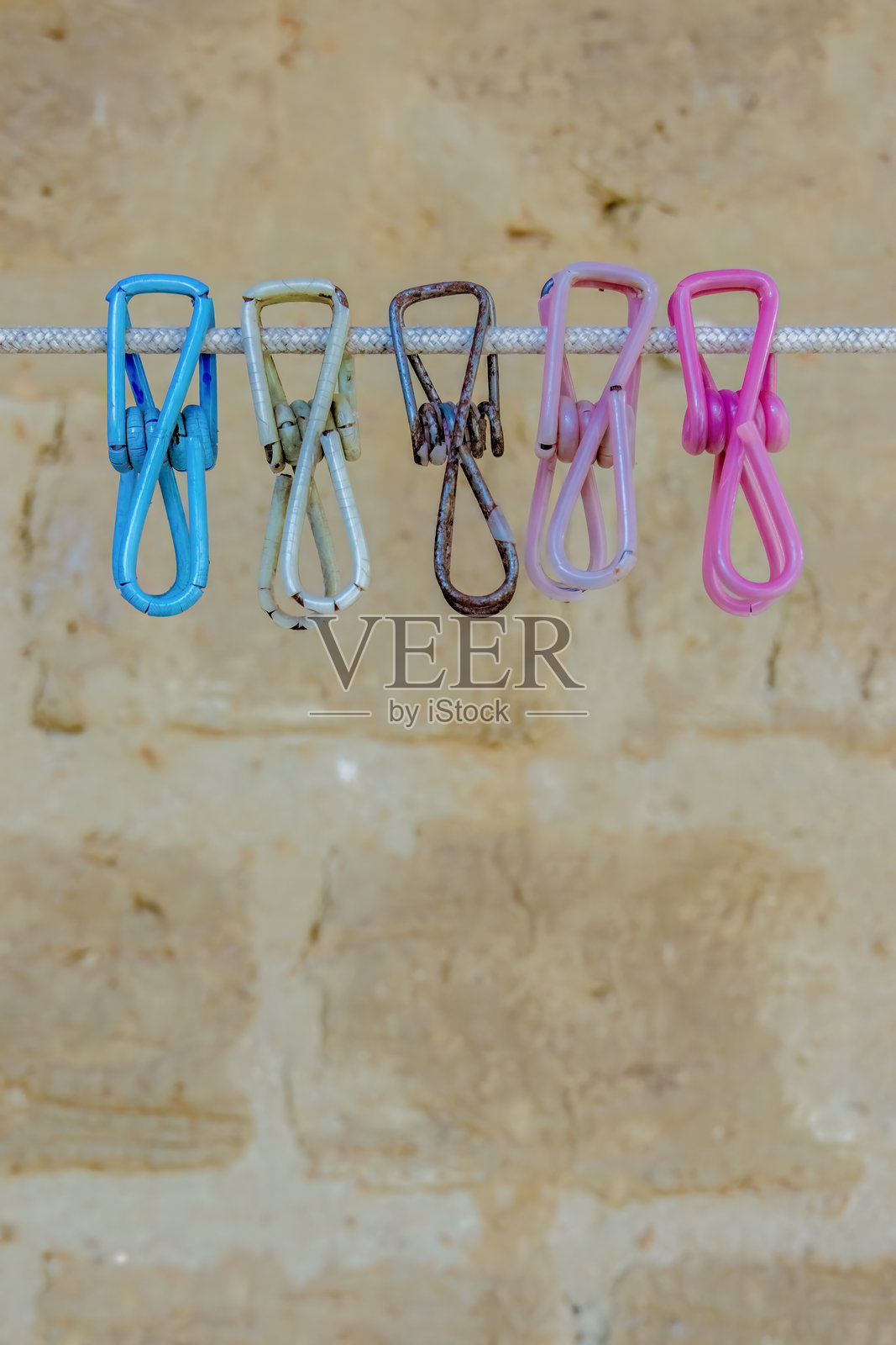 老旧的五彩金属衣夹，外面覆盖着塑料照片摄影图片