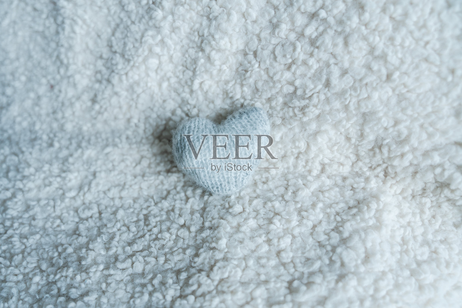 白色心形物体躺在柔软的毛巾布上照片摄影图片