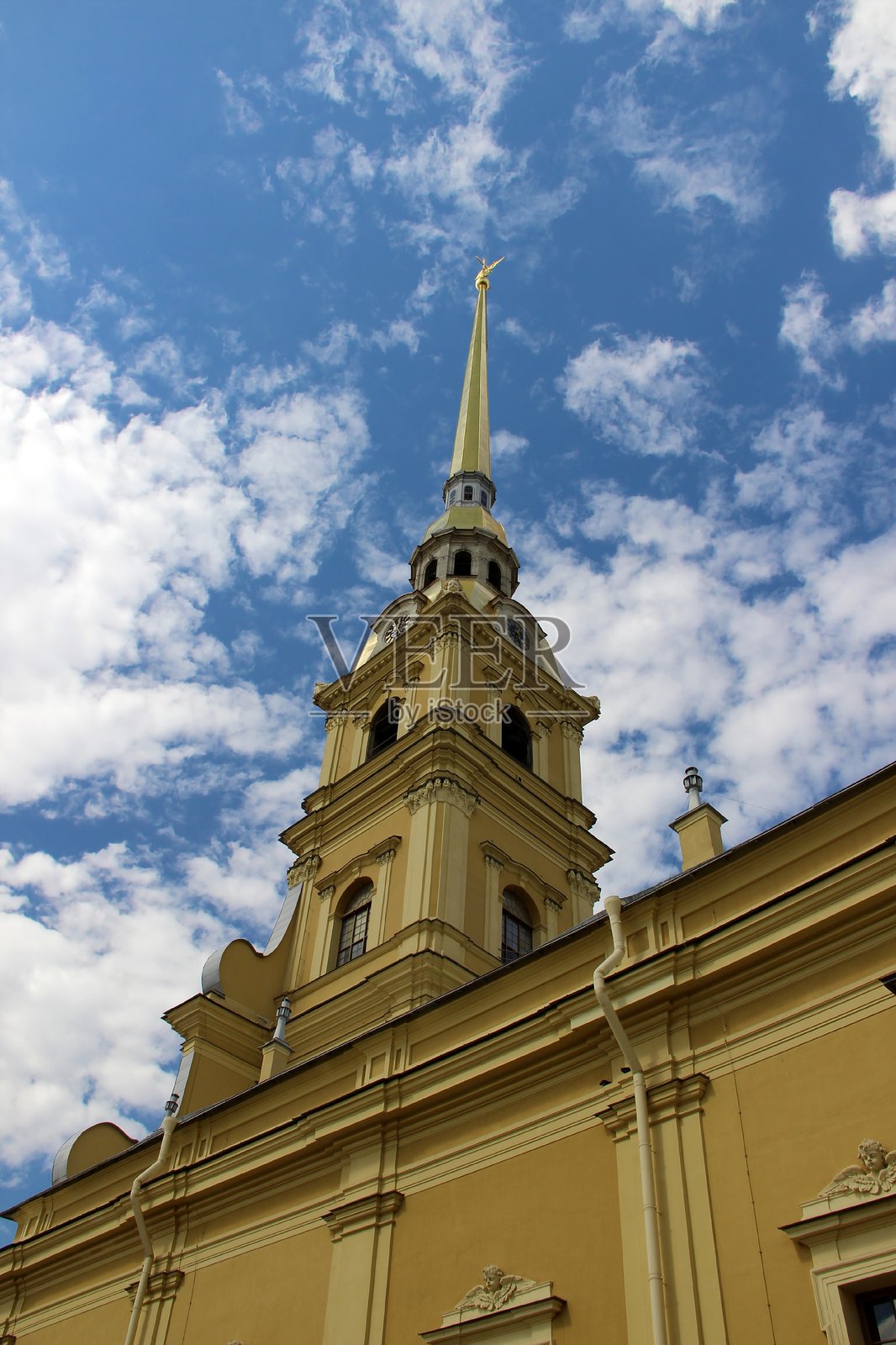 圣彼得堡的彼得保罗大教堂，蓝天和白云相映。照片摄影图片