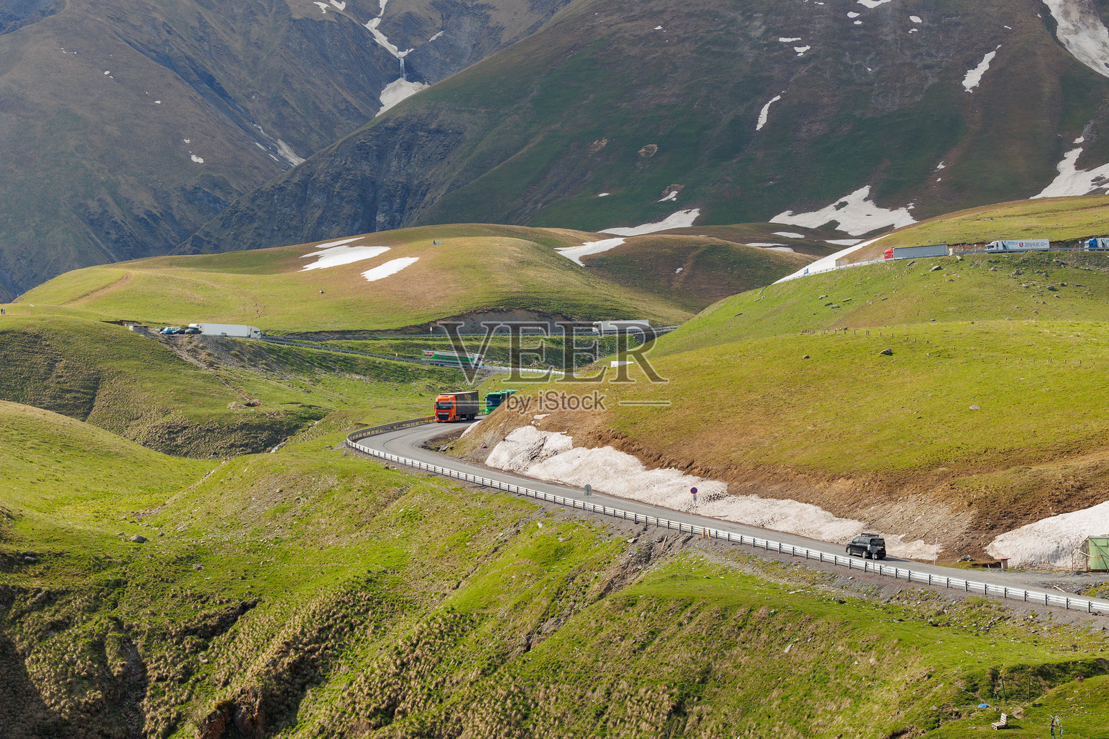 喀山山脉靠近格鲁吉亚-俄罗斯友谊纪念碑照片摄影图片