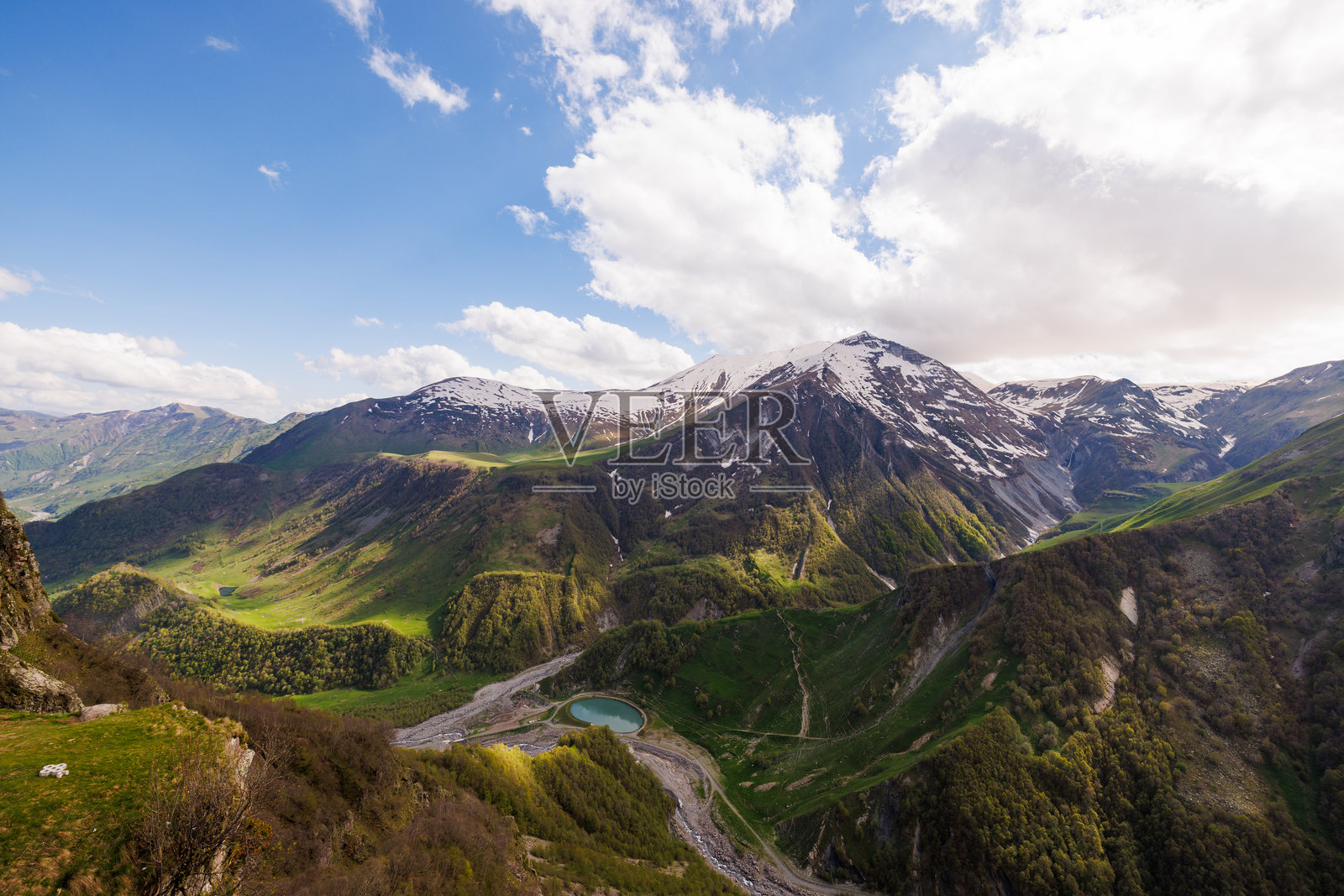 喀山山脉靠近格鲁吉亚-俄罗斯友谊纪念碑照片摄影图片