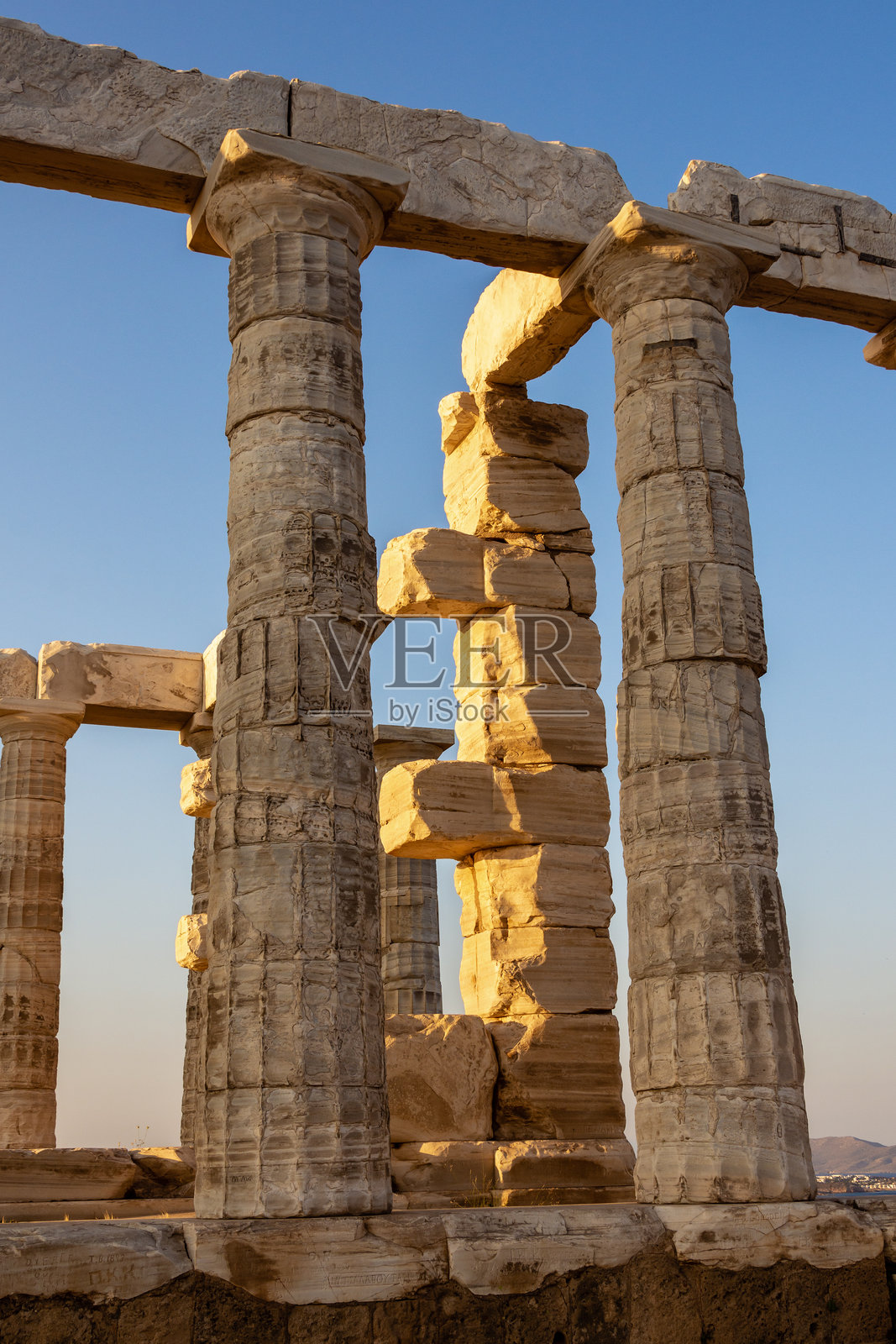 希腊苏尼翁波塞冬神庙的古代多利克大理石柱。照片摄影图片