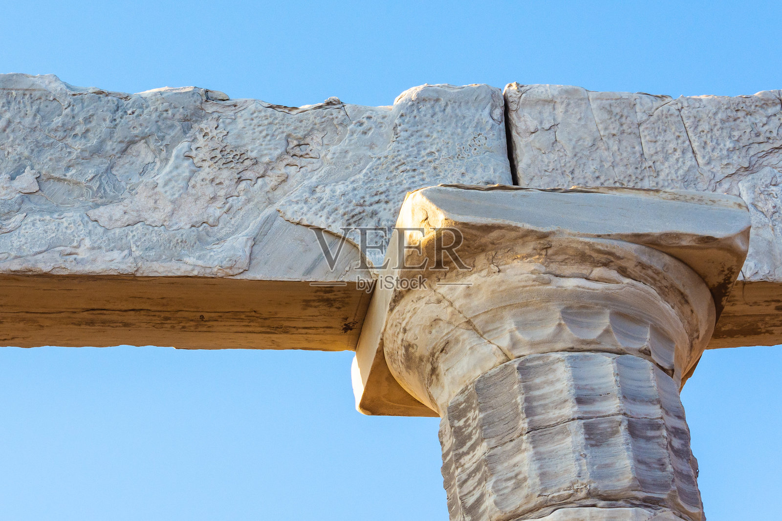 希腊苏尼翁角波塞冬神庙的多立克大理石柱和檐口细节。照片摄影图片