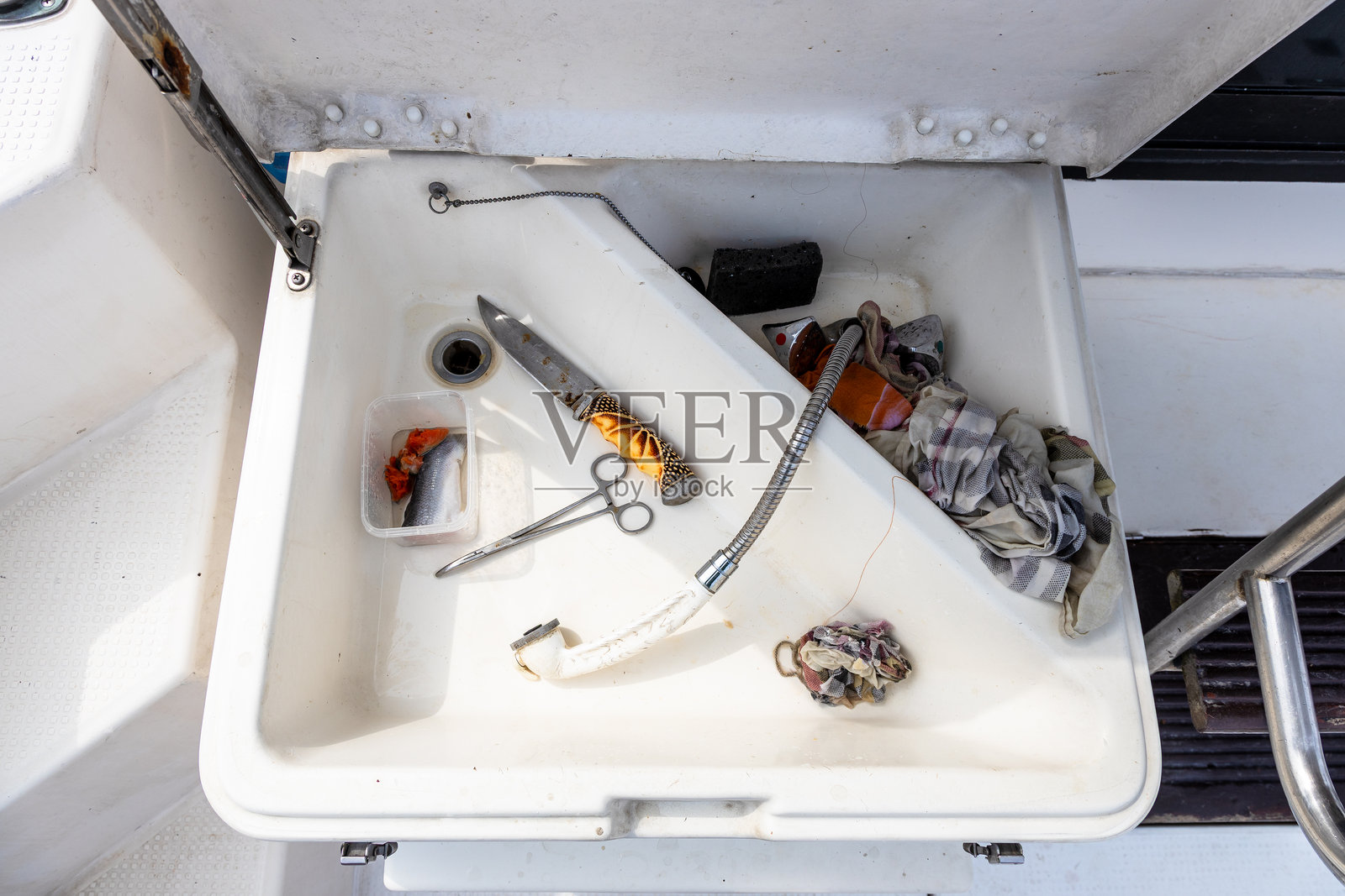 渔船上的厨房水槽和砧板上的刀具照片摄影图片