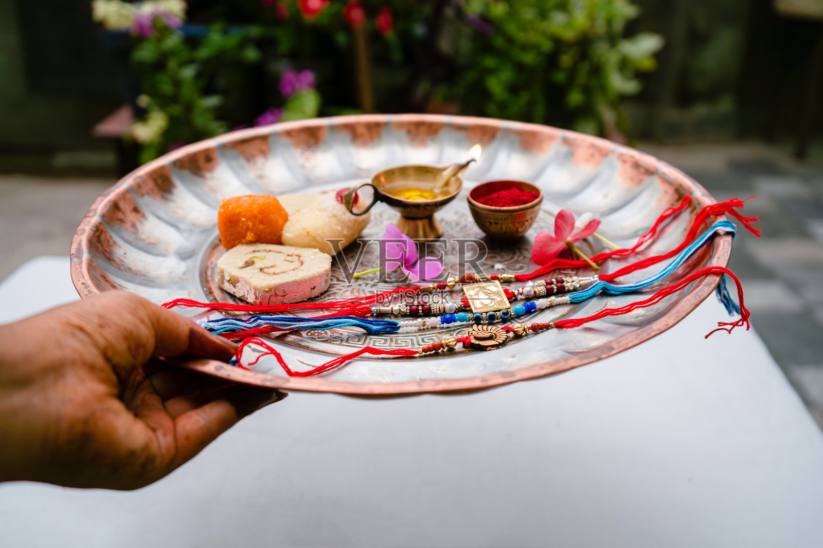 印度的拉克沙班丹节，展示兄妹之间的亲密关系，伴有拉基、甜点和礼物。照片摄影图片