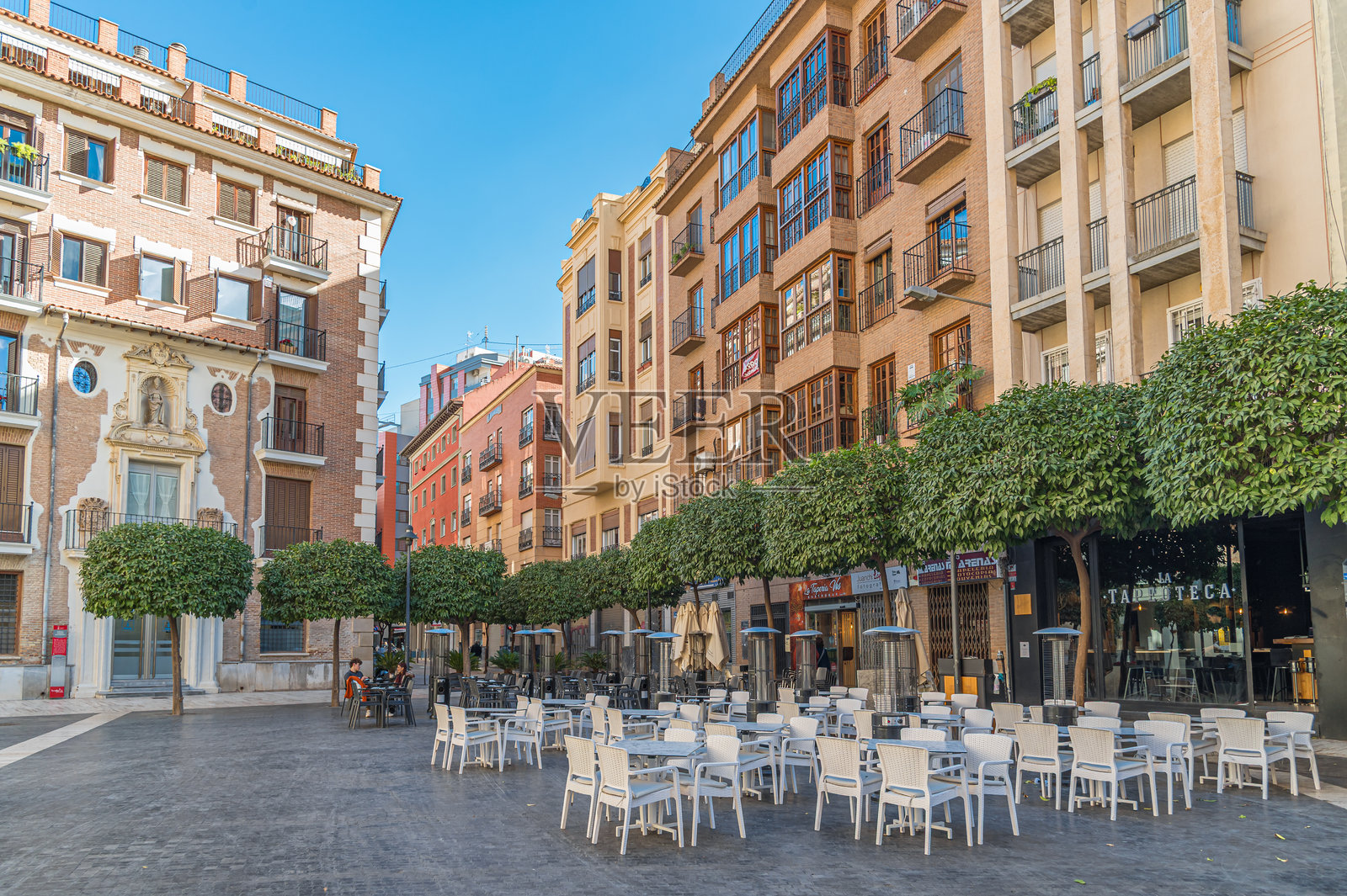 西班牙穆尔西亚老城的广场，拥有餐厅和露台照片摄影图片
