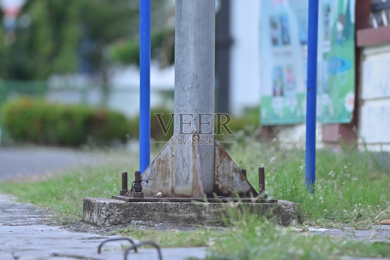 路灯、桥栏和交通标志照片摄影图片