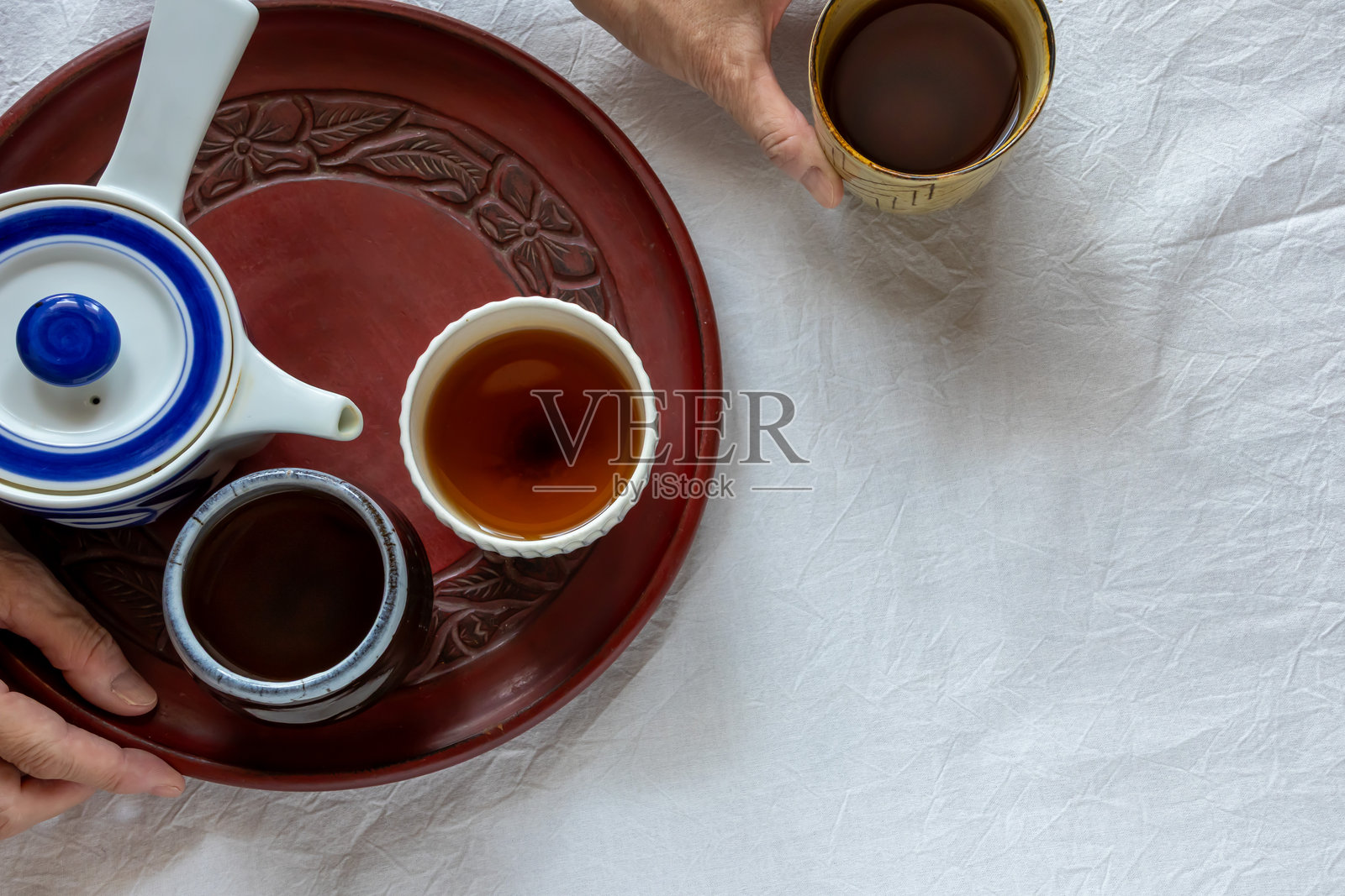 托盘上的茶杯照片摄影图片
