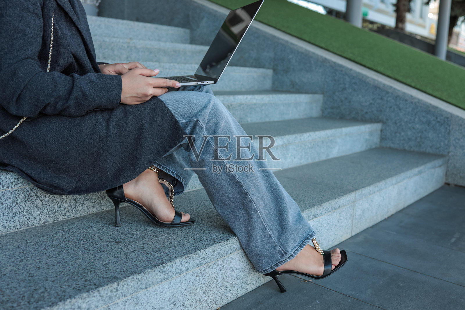 女人坐在户外台阶上使用笔记本电脑工作照片摄影图片