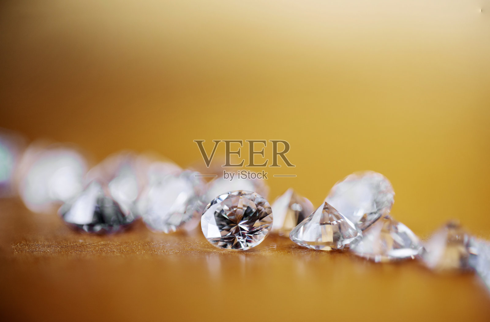 明亮的钻石在黄色的背景照片摄影图片