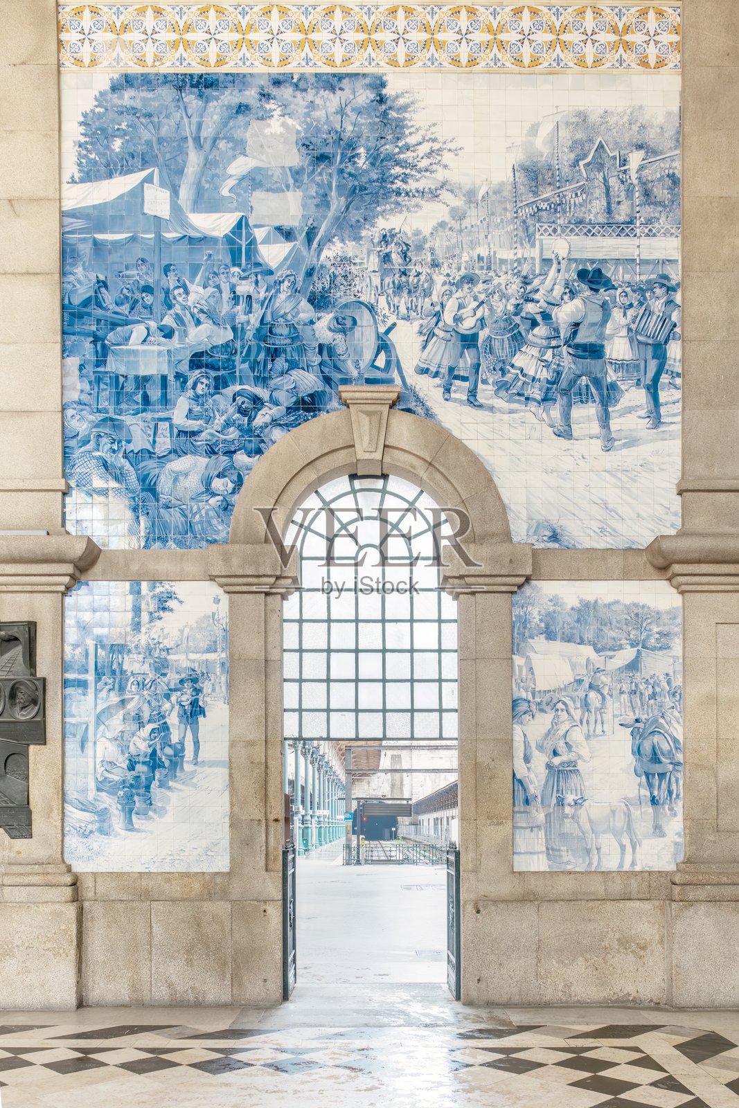 圣本托火车站的内部是一个20世纪的铁路终点站，有大约2万块瓷砖的大型面板。照片摄影图片