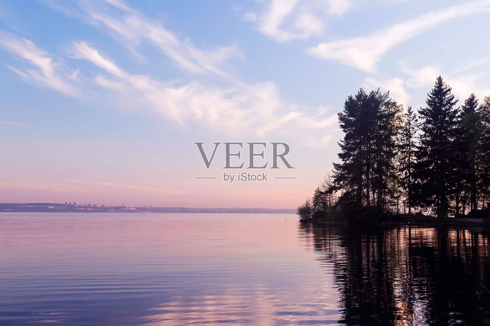 夏季6月卡累利阿白夜季节夜晚的水和天空景观。照片摄影图片