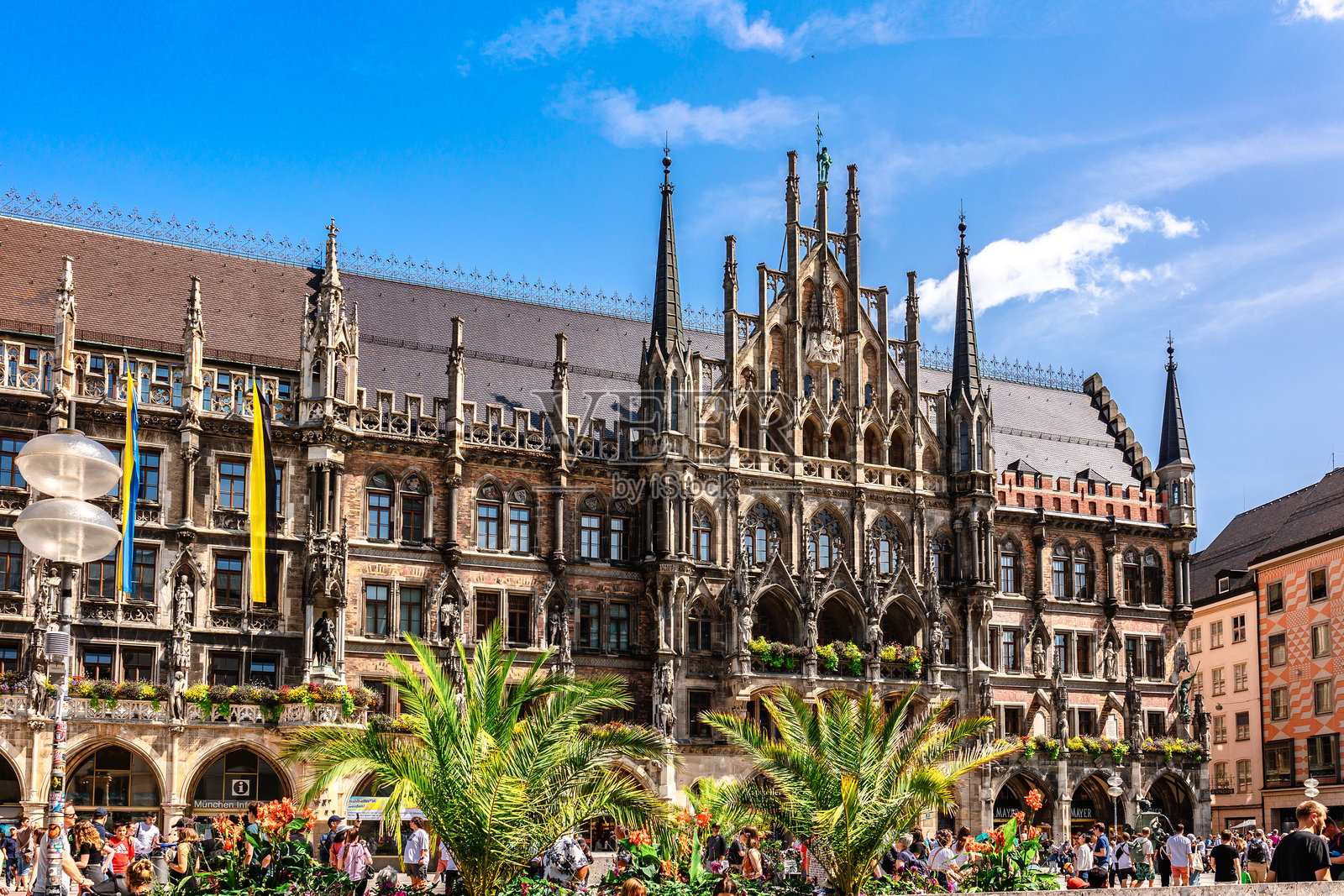 德国巴伐利亚州慕尼黑马里恩广场市政厅全景照片摄影图片