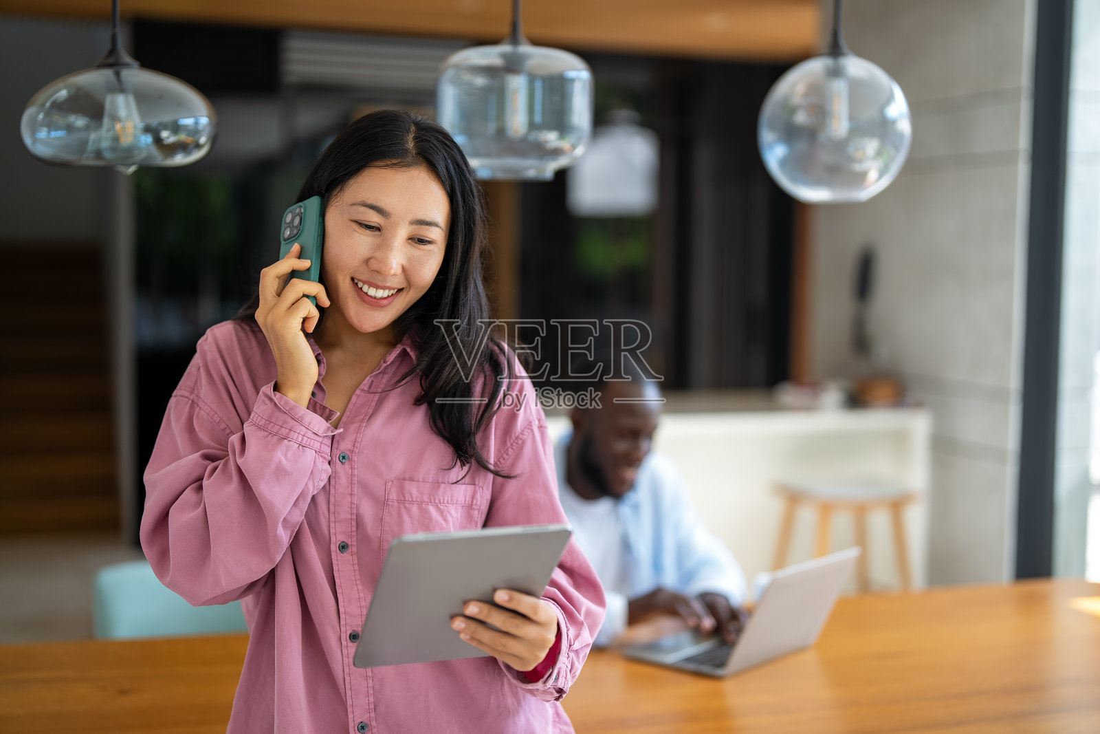 男女在远程工作，使用笔记本电脑。男女性自由职业者一起合作。数字游牧民。照片摄影图片