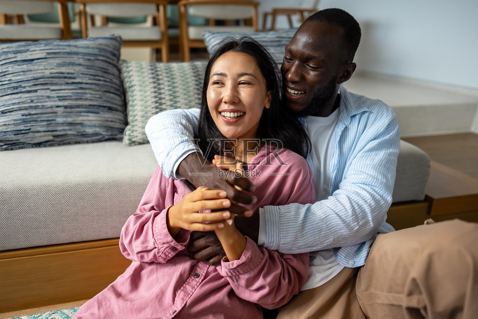提案、爱、幸福，以及在生活旅程中难忘的团聚与快乐时刻照片摄影图片