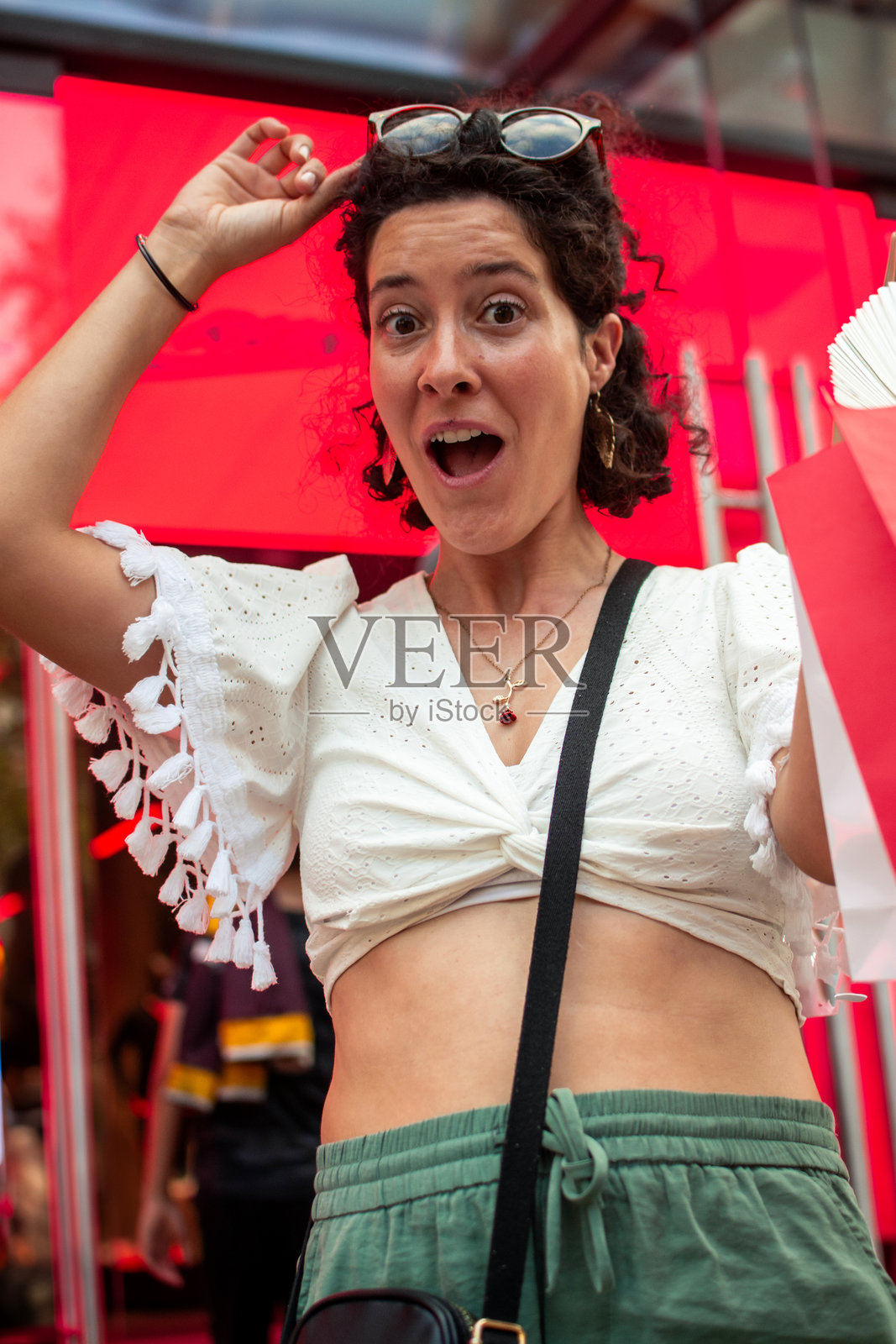 兴奋的购物者手持太阳镜和购物袋照片摄影图片