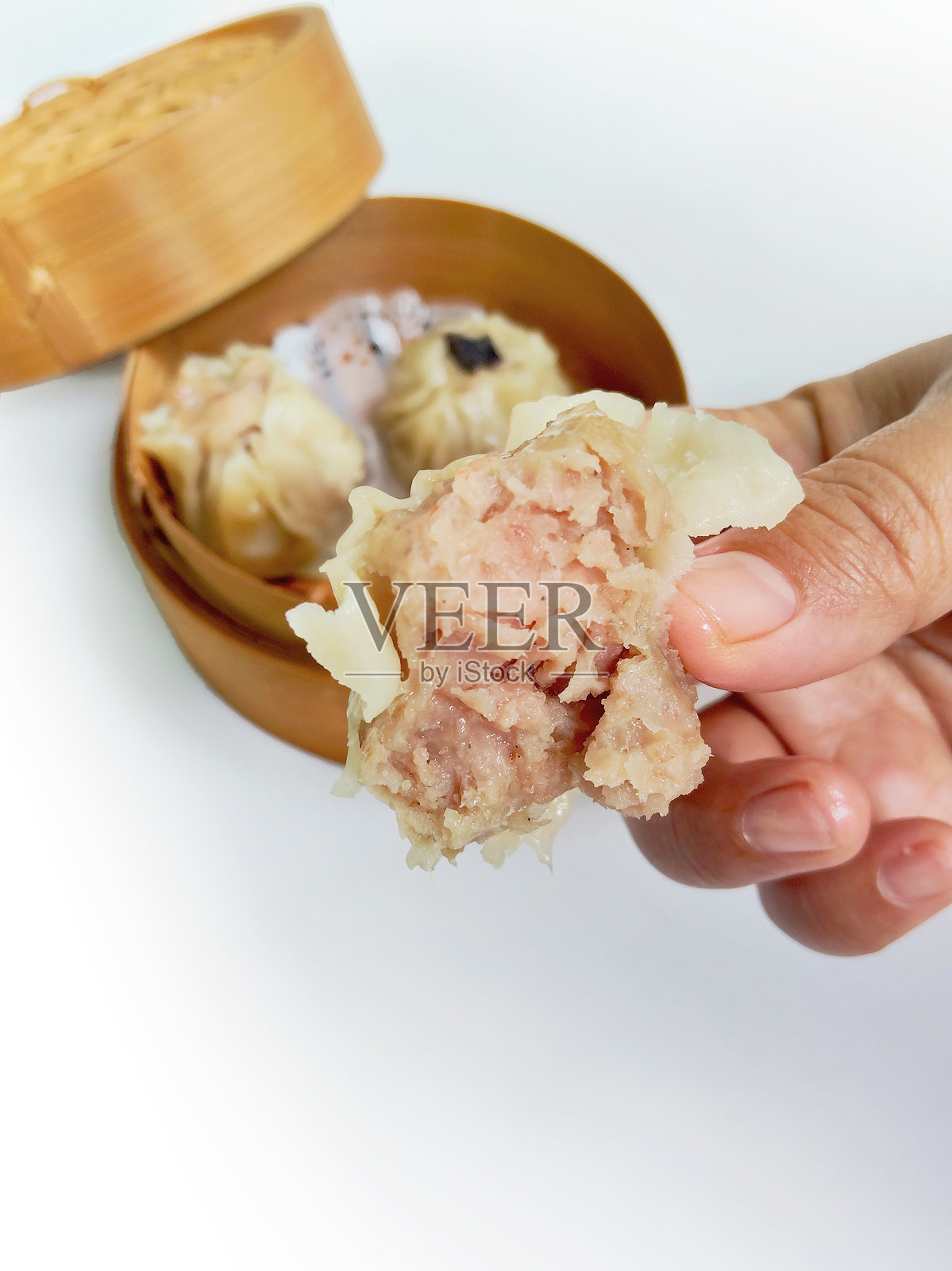 美味的蒸鸡肉烧卖饺子来自点心篮照片摄影图片