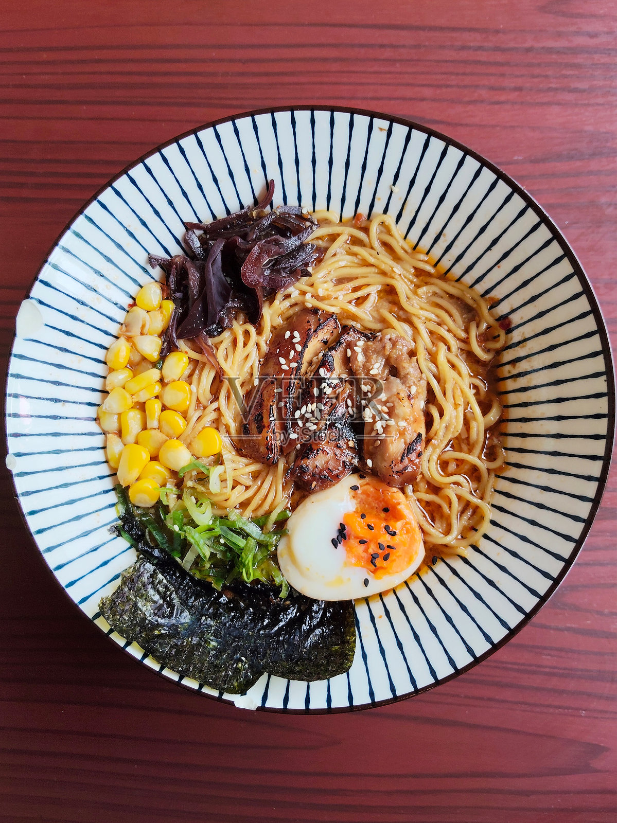 一碗美味的酱油拉面，上面放有鸡肉和鸡蛋照片摄影图片