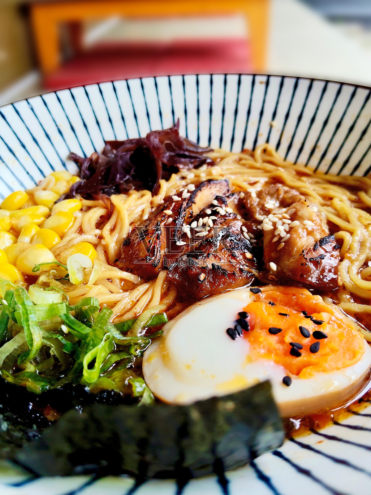 日式拉面汤配烤鸡肉和蔬菜照片摄影图片