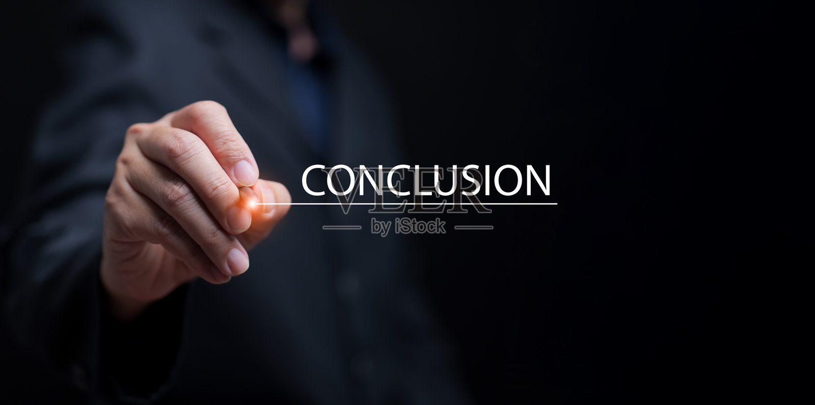 在黑色背景上用记号笔写下结论词，体现最终结果、项目结束、演示总结、领导沟通和企业环境中的决策。照片摄影图片