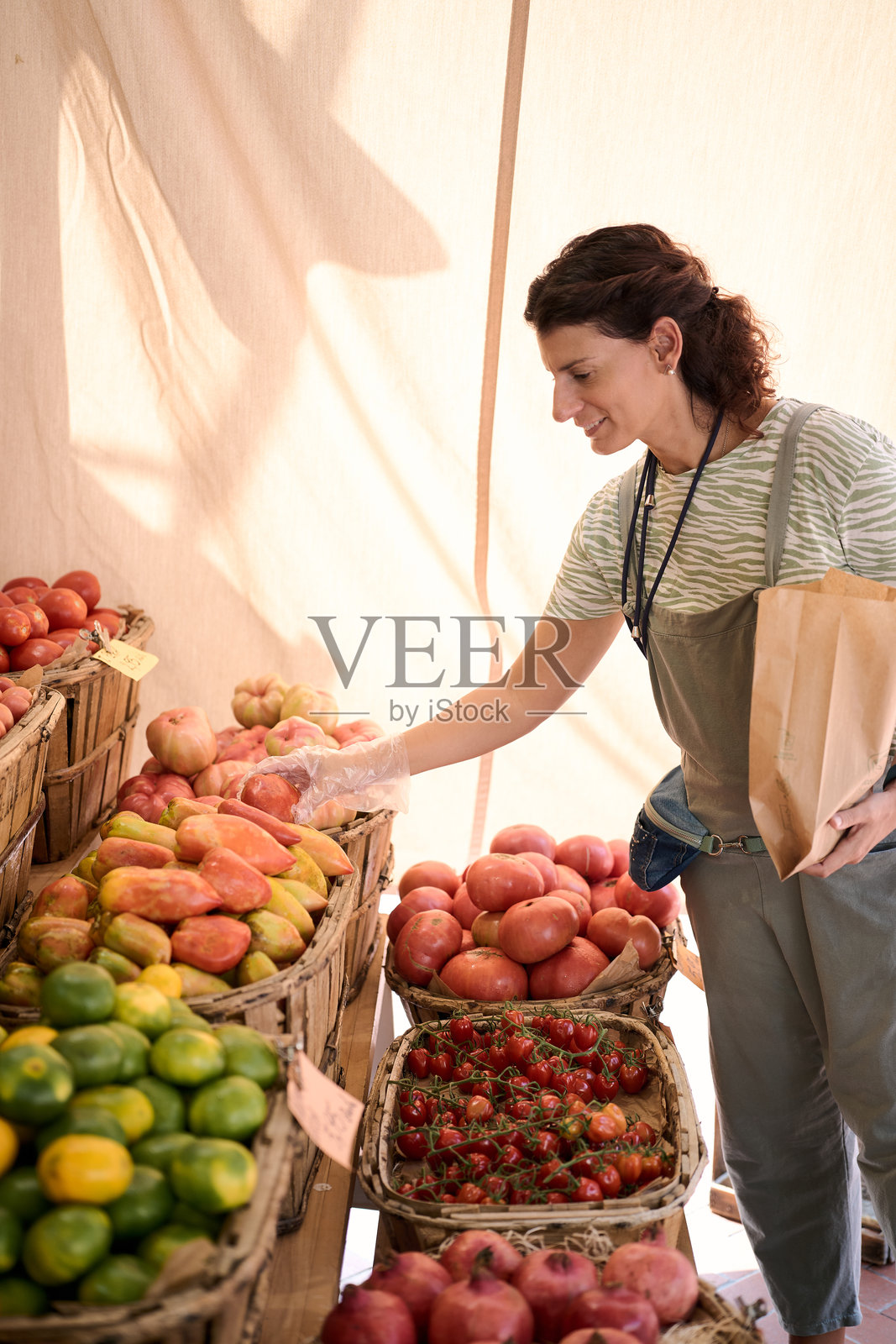 女性在农贸市场摊位挑选新鲜农产品 - 经济危机与通货膨胀照片摄影图片