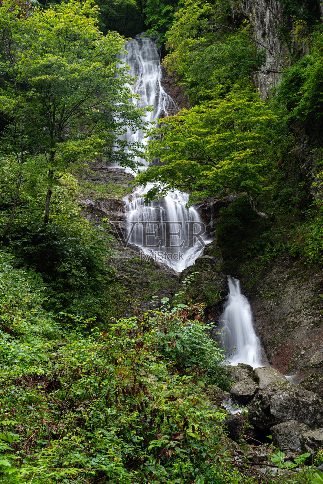 卡拉萨瓦瀑布在绿意盎然中照片摄影图片