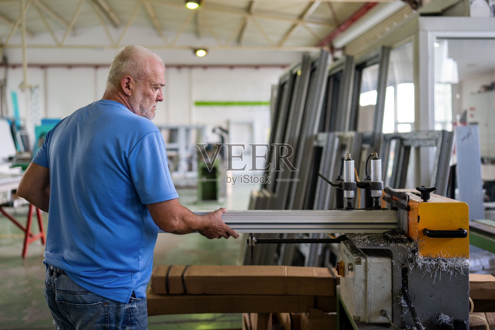 铝和PVC行业工人照片摄影图片