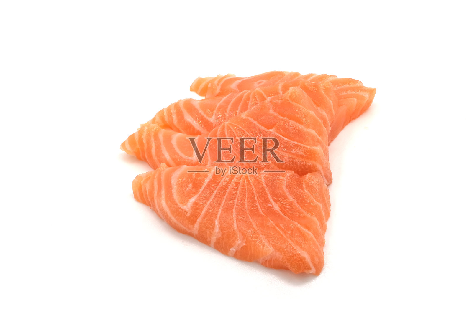 白色背景上的三文鱼刺身。日本风格的美食。照片摄影图片