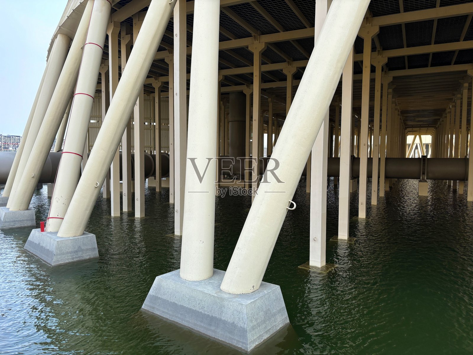 电站的工业冷却塔照片摄影图片