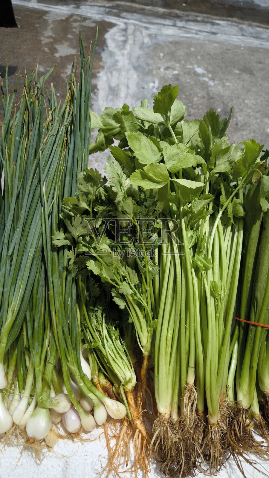 新鲜的烹饪蔬菜。蔬菜含有膳食纤维，有助于清洁肠道。照片摄影图片