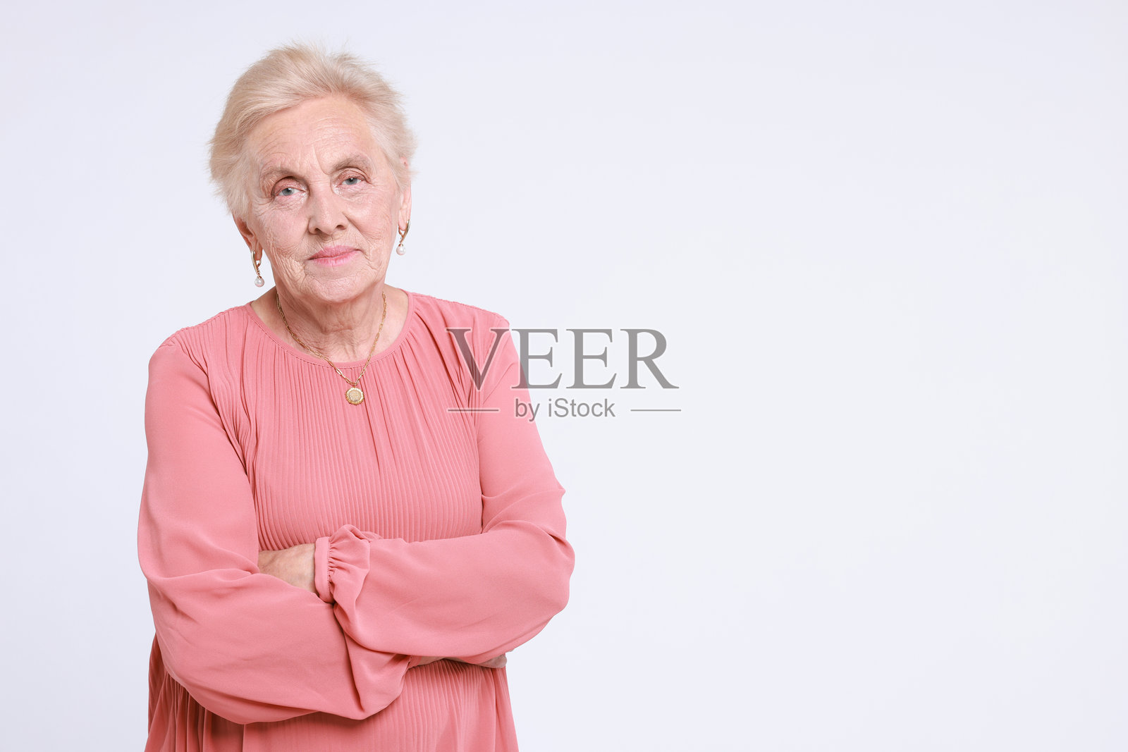 白色背景上的老年女性肖像。留有文本空间。照片摄影图片