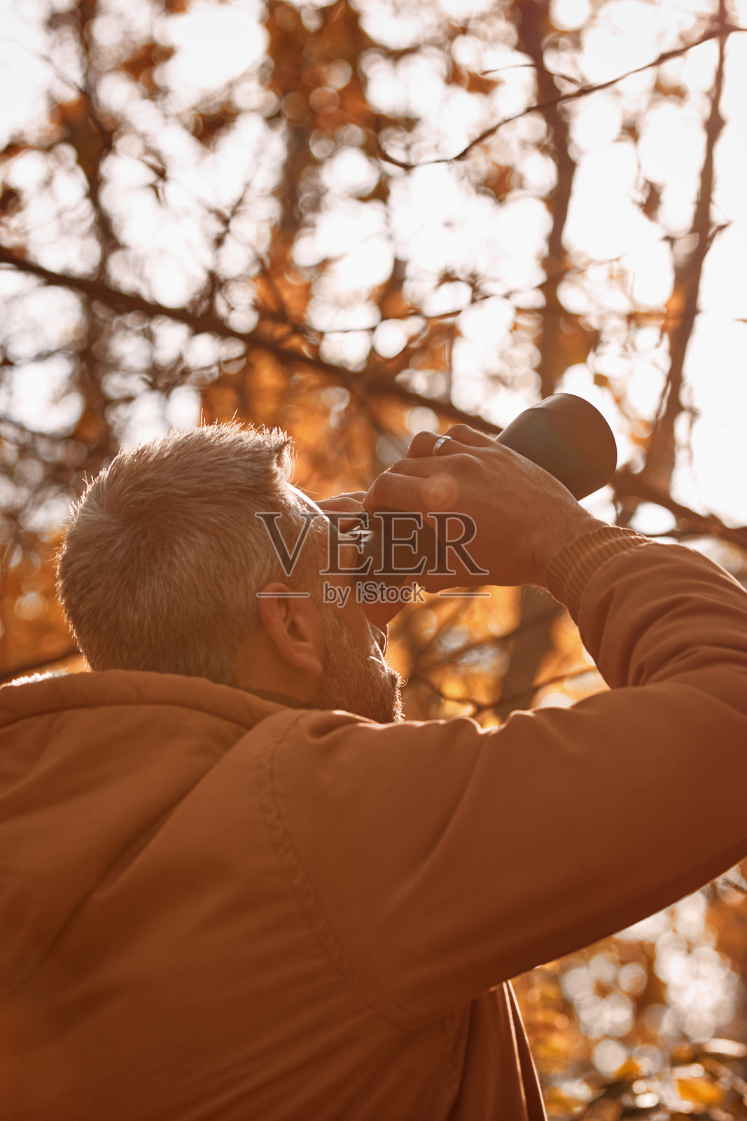 业余鸟类观察者用望远镜观察自然中的鸟类和其他动物。照片摄影图片
