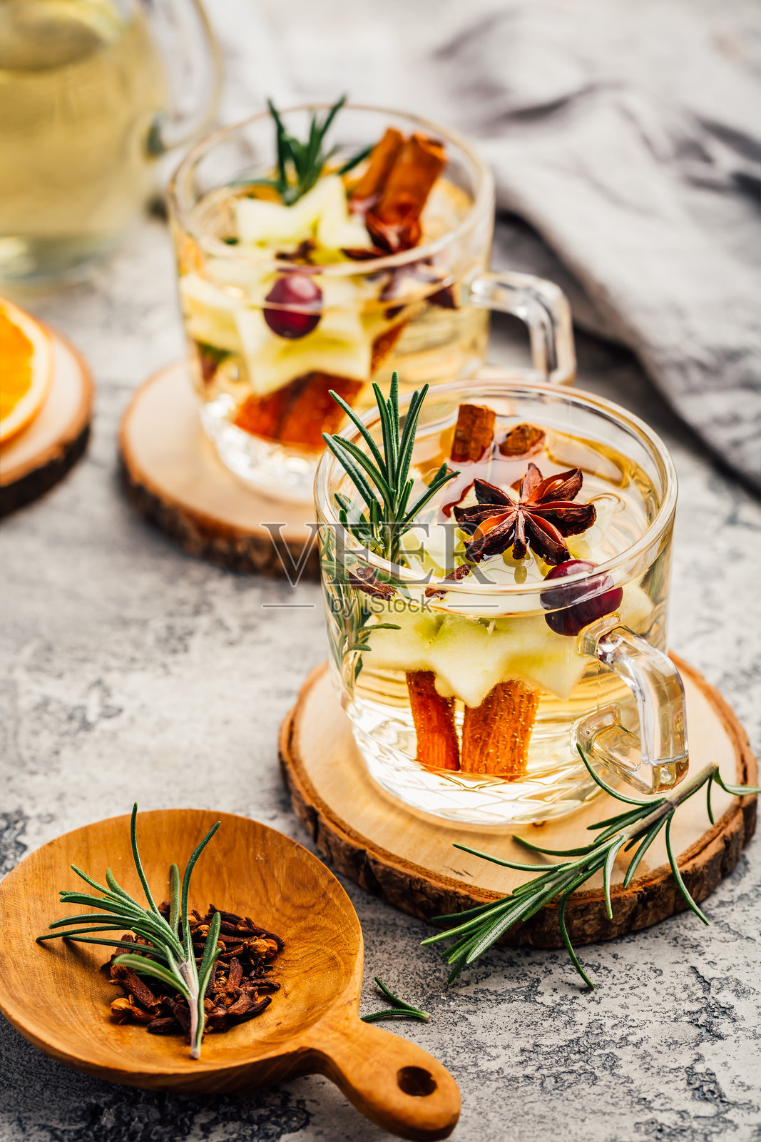 带有蔓越莓和迷迭香的苹果酒照片摄影图片