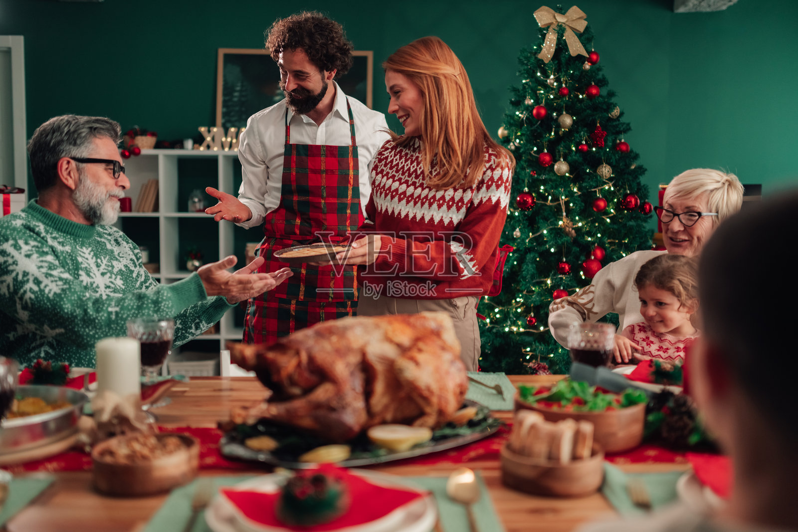 家庭在家中享用圣诞晚餐照片摄影图片