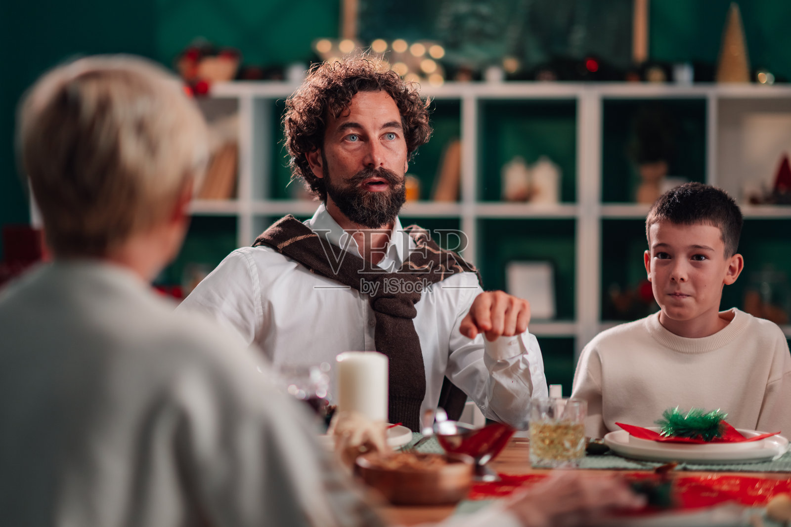 家庭在家中享受圣诞晚餐照片摄影图片