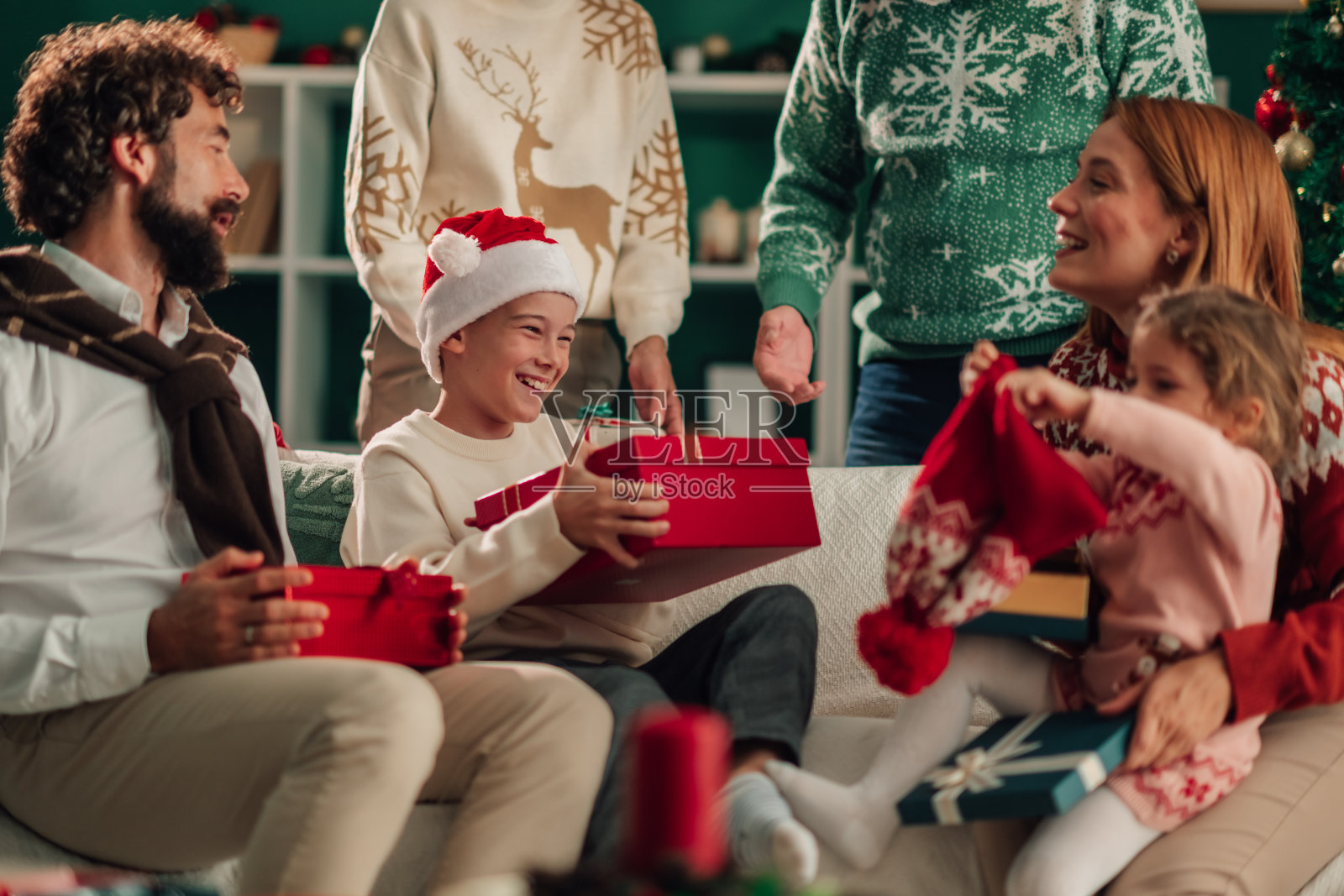 快乐的家庭在家中互赠圣诞礼物照片摄影图片