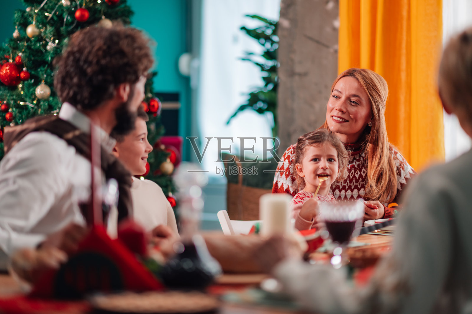 家庭在家中享受圣诞晚餐的快乐时光照片摄影图片
