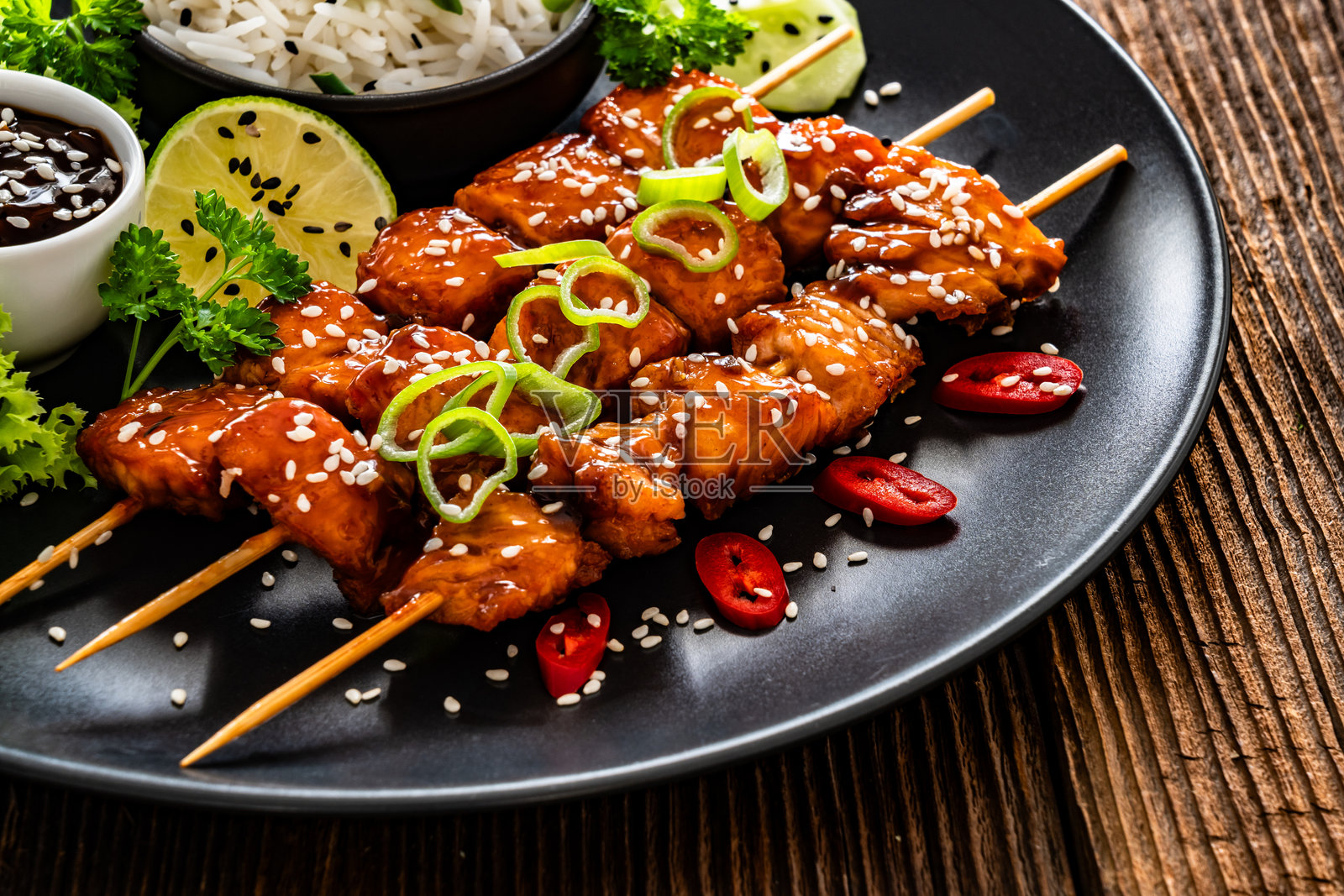 炸照烧三文鱼串配白米饭放在木桌上照片摄影图片