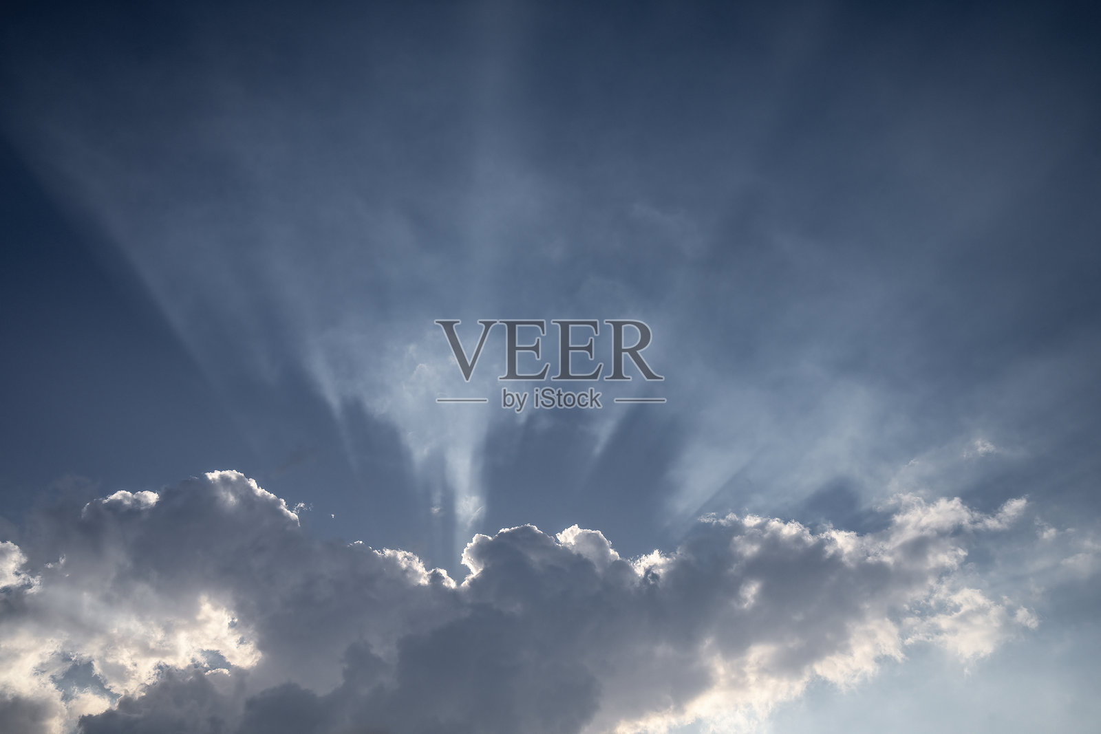 阴云密布的天空中的阳光射线照片摄影图片