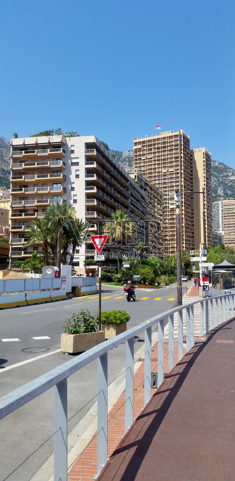 摩纳哥住宅区的阳光明媚的一天照片摄影图片