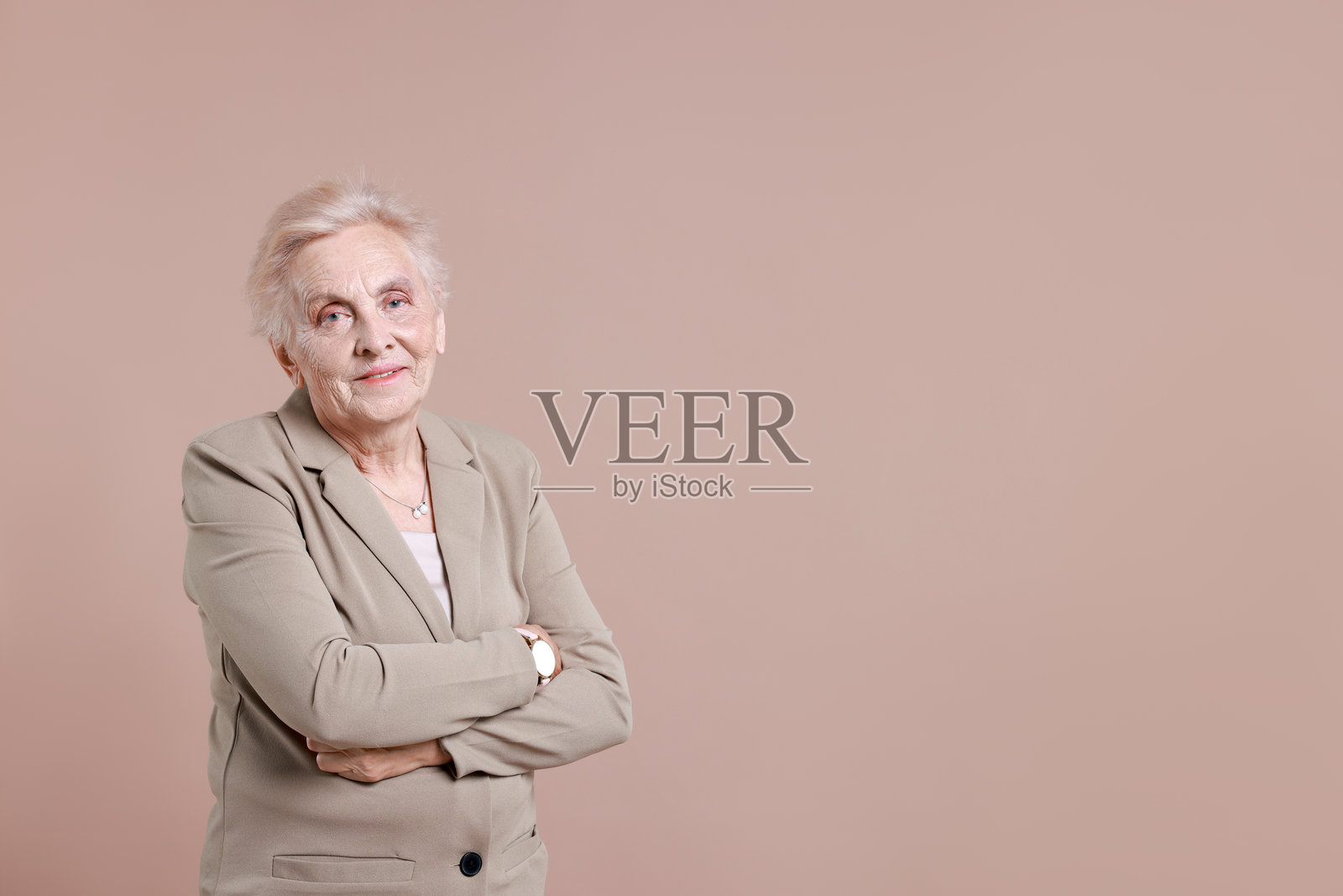 彩色背景下的老年女性肖像。文本空间。照片摄影图片