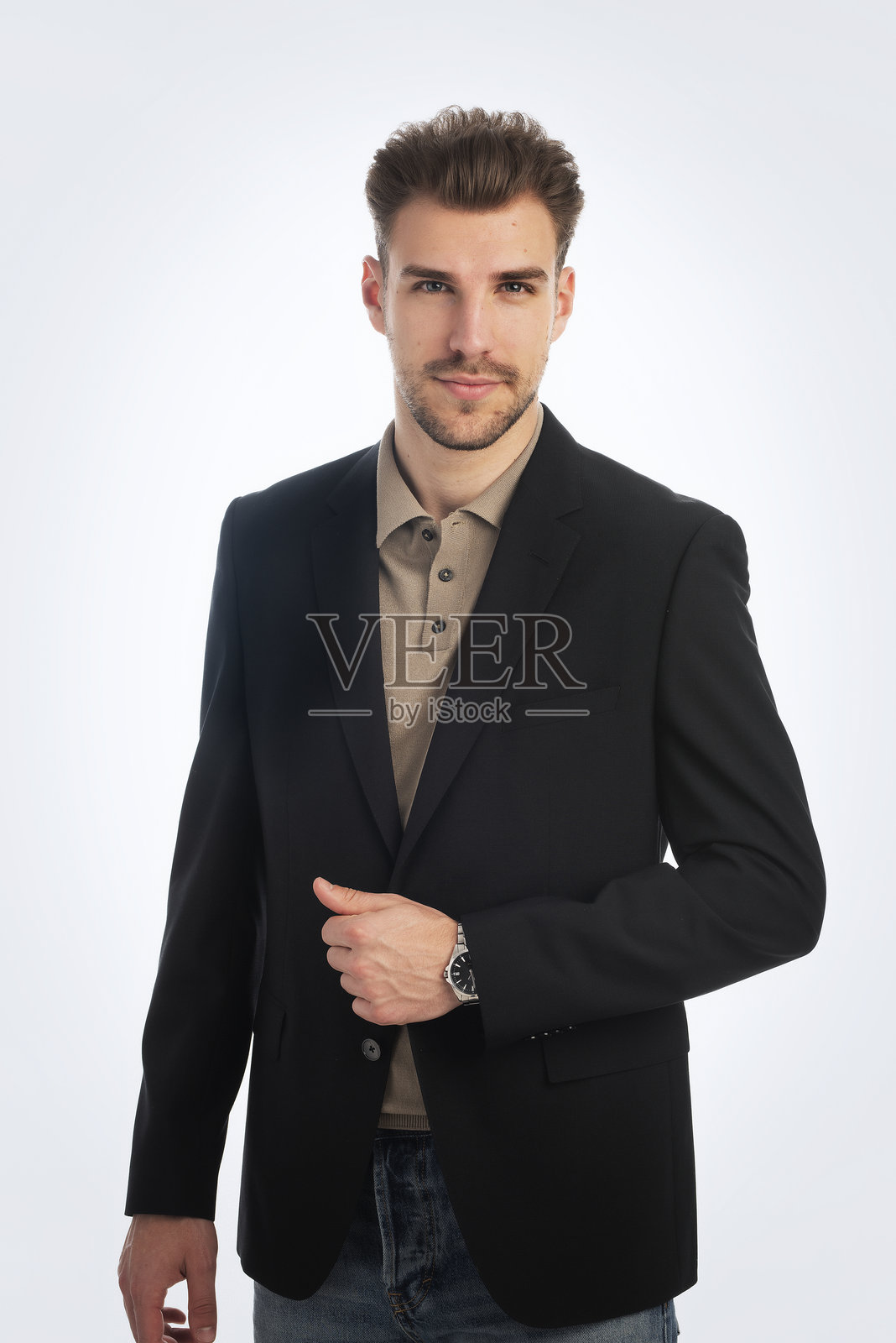 英俊的年轻男子站在孤立的白色背景前照片摄影图片