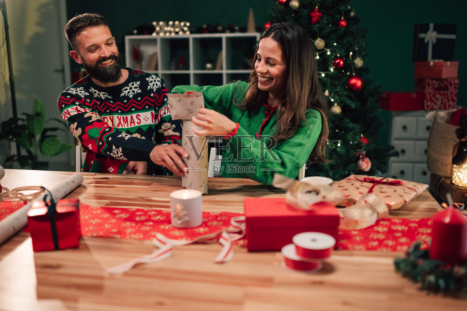 情侣在家包圣诞礼物照片摄影图片