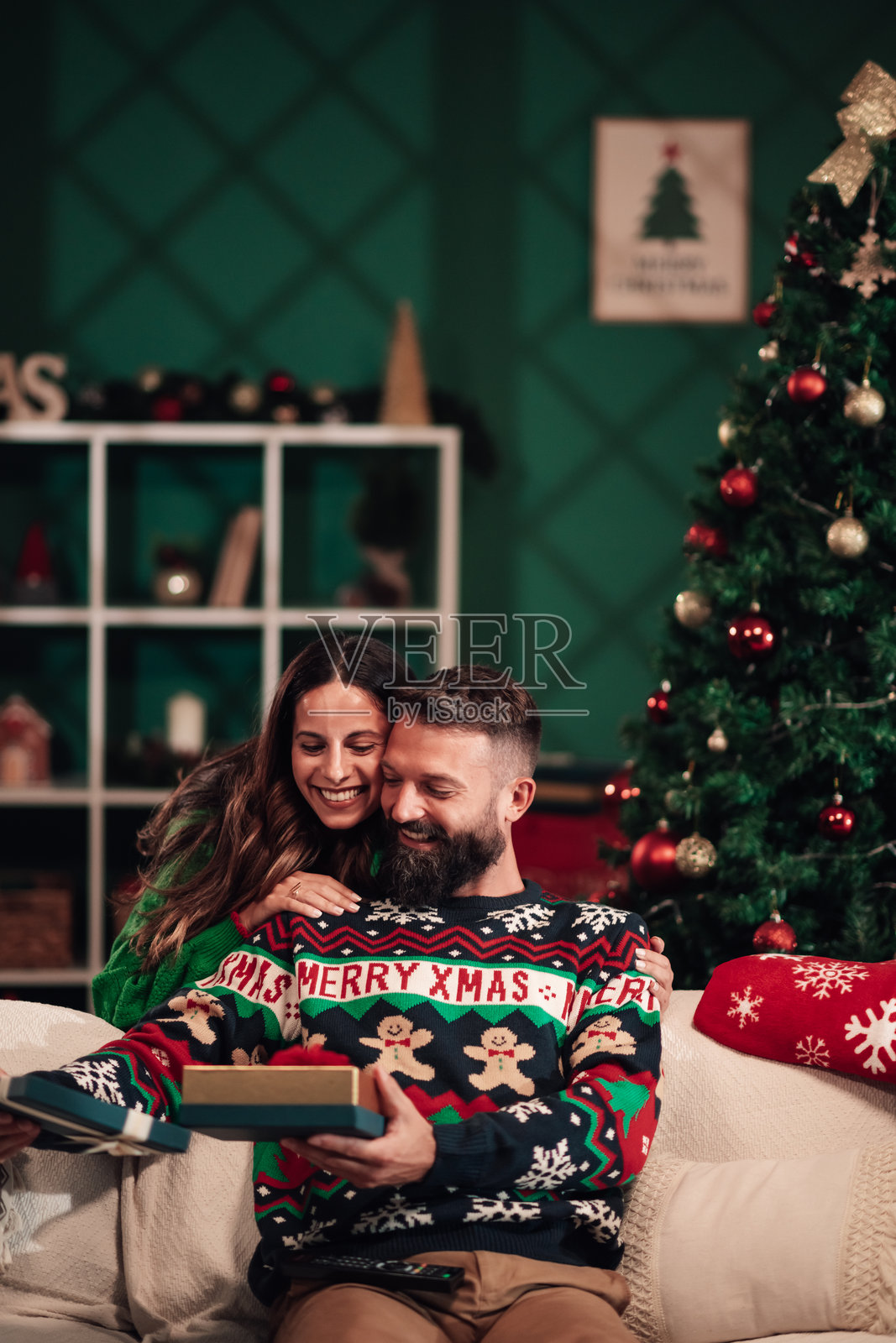 情侣在家中互赠圣诞礼物照片摄影图片