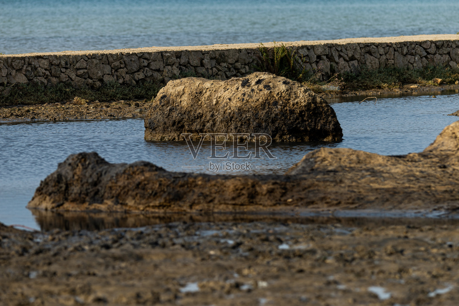 克尔克岛索林湾的疗愈泥浆池 — 健康、自然、替代疗法概念照片摄影图片