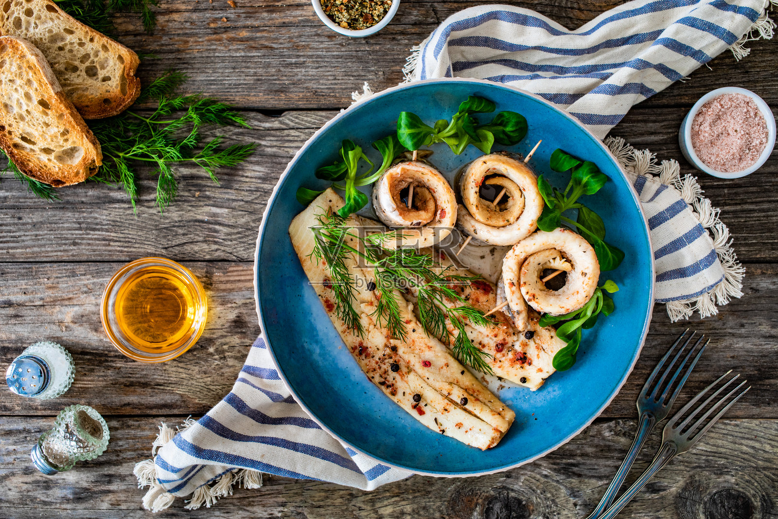腌制的鲱鱼片配莳萝放在木桌上照片摄影图片