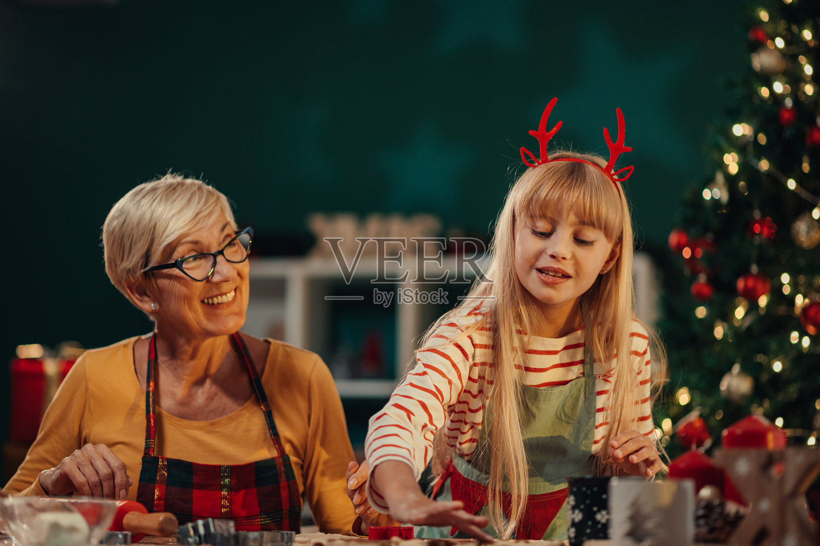 祖母和孙女在家一起烤圣诞饼干照片摄影图片